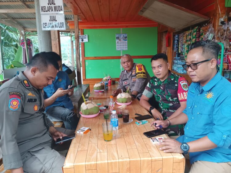 TNI-Polri Bersinergi Sambang Warga Desa Karang Tengah Sampaikan Himbauan Kamtibmas