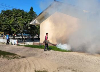 Cegah DBD, Puskesmas Ngabang Lakukan Fogging di Lingkungan Kantor Dan Asrama Polsek Ngabang