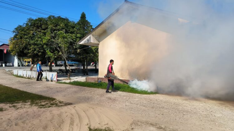 Cegah DBD, Puskesmas Ngabang Lakukan Fogging di Lingkungan Kantor Dan Asrama Polsek Ngabang