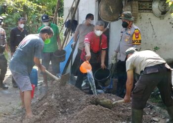 Polsek Mempawah Hulu Lakukan Pembuatan Pupuk Migo Untuk lahan Demplot