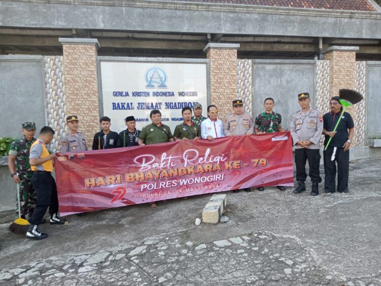 Peduli Sesama, Polres Wonogiri Gelar Baksos dan Bersih Tempat Ibadah Sambut HUT Bhayangkara ke-79