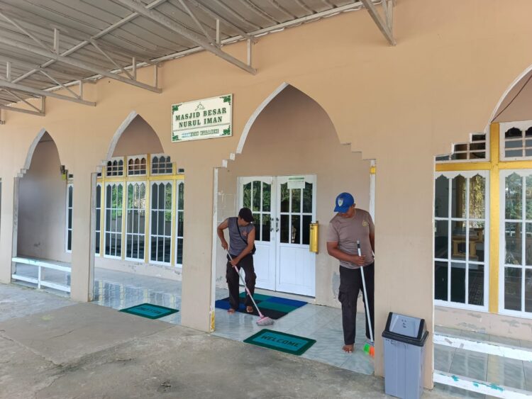 Menyambut Hari Bhayangkara Ke-79, Polsek Kuala Behe Bakti Sosial Religi di Masjid