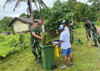 Satgas Yonif 131/Brajasakti Ajak Siswa SMP N 5 Arso Tanamkan Nilai Kebersamaan Lewat Gotong Royong