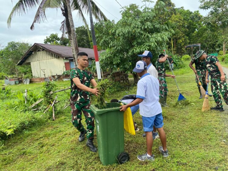 Satgas Yonif 131/Brajasakti Ajak Siswa SMP N 5 Arso Tanamkan Nilai Kebersamaan Lewat Gotong Royong