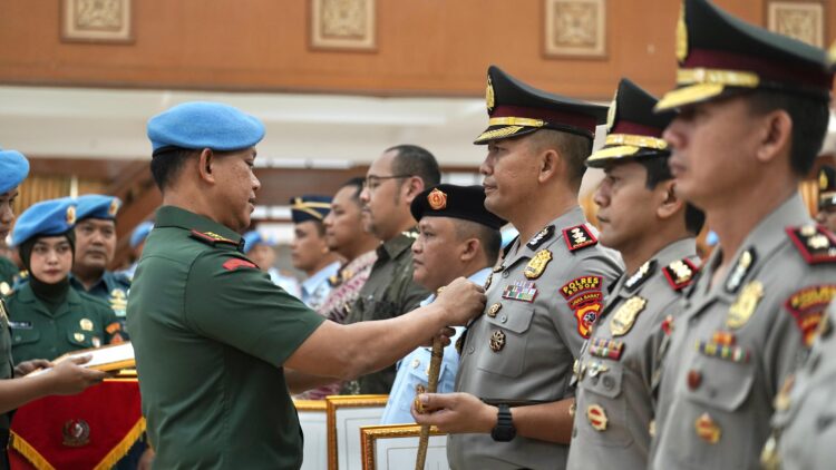 Kapolres Bogor Terima Brevet Kehormatan “Setia Waspada” dari Paspampres