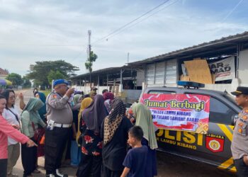 Jumat Berkah, Polsek Lambu Kibang “Berbagi” di Pasar, Wujud Kepedulian Polri kepada Masyarakat