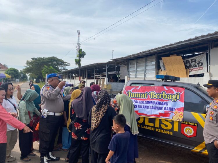Jumat Berkah, Polsek Lambu Kibang “Berbagi” di Pasar, Wujud Kepedulian Polri kepada Masyarakat