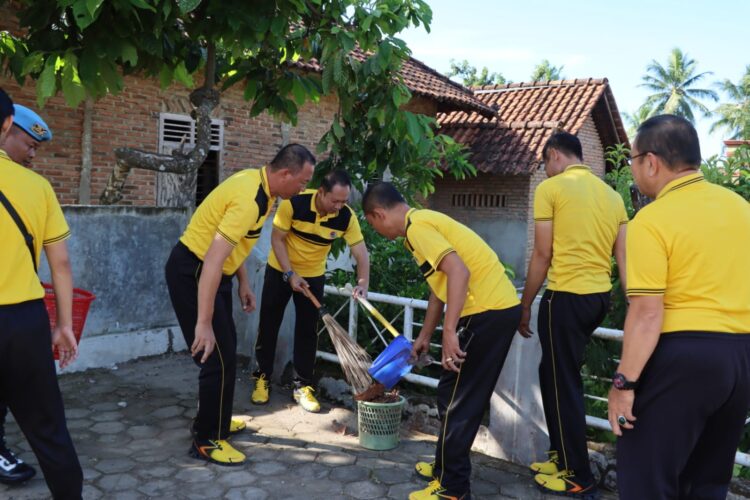 Polres Tanggamus Gelar Bakti Sosial Religi Sambut Hari Bhayangkara ke-79 di Masjid Jami’ Barokatus Solihin