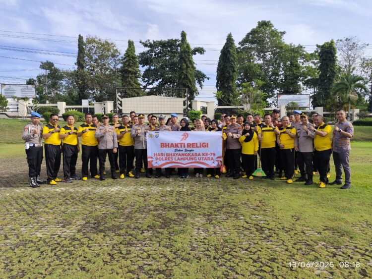 Jelang Hari Bhayangkara Ke-79, Polres Lampung Utara Gelar Bhakti Religi Bersihkan Masjid dan Gereja