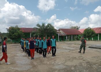 Babinsa Koramil 1015-08/Mentawa Hulu Berikan Wasbang dan Pelatihan PBB di SMK N 1 Antang Kalang