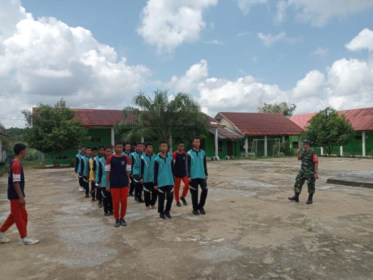 Babinsa Koramil 1015-08/Mentawa Hulu Berikan Wasbang dan Pelatihan PBB di SMK N 1 Antang Kalang