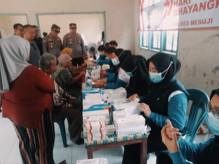 Dalam Rangka Hari Bhayangkara ke-79, Polres Mesuji Laksanakan Acara Bhakti Kesehatan di Desa Harapan Jaya
