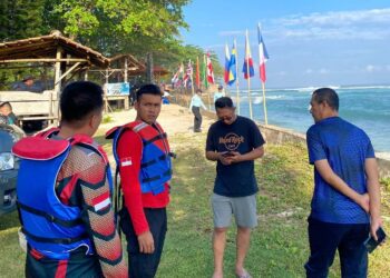 Jamin Rasa Aman Wisatawan WSL Krui Pro, Polisi Gencarkan Patroli Jalan Kaki di Pantai Karang Nyimbor