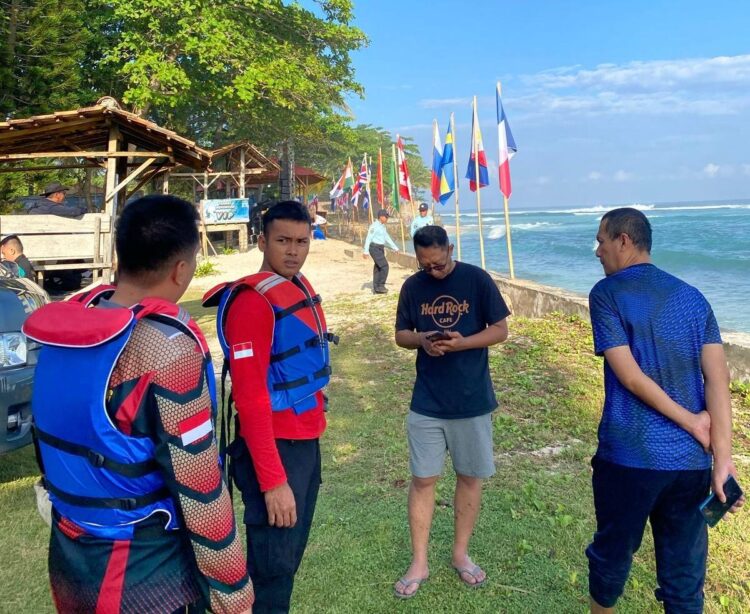 Jamin Rasa Aman Wisatawan WSL Krui Pro, Polisi Gencarkan Patroli Jalan Kaki di Pantai Karang Nyimbor