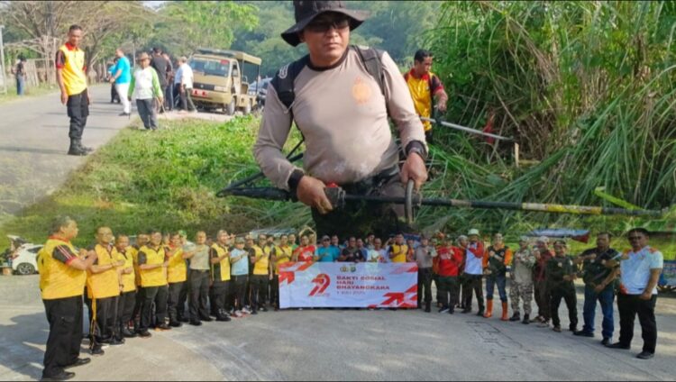 Polsek dan Kecamatan Cikarang Selatan Gelar Bakti Sosial Jumat Bersih Sambut Hari Bhayangkara ke-79 di Jalan Raya Kodam – Sukadami
