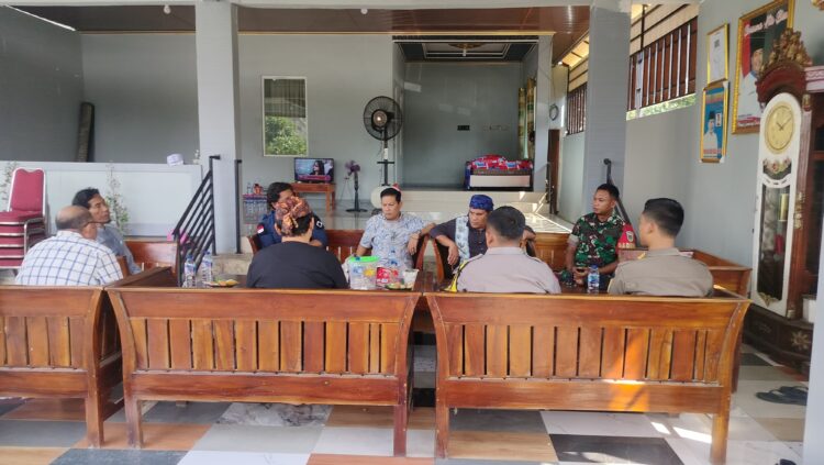 Berikan Himbauan Kamtibmas, Bhabinkamtibmas Desa Lumpang Polsek Parungpanjang Polres Bogor Polda Jawa Barat Melaksanakan sambang warga