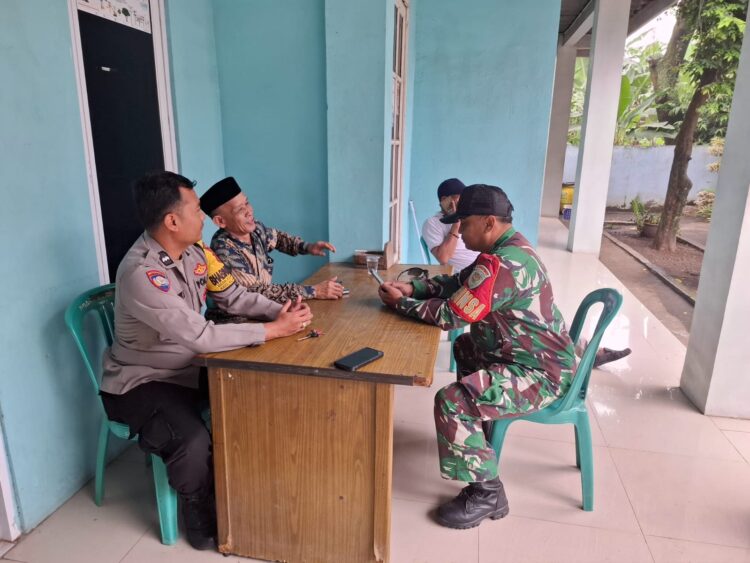 TNI-Polri Bersinergi Patroli Sambang Warga Masyarakat Desa Kembangkuning Sampaikan Himbauan Kamtibmas