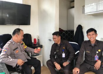 Bhabinkamtibmas Polsek Cisarua Sambangi Warga, Wujudkan Kamtibmas Kondusif di Desa Tugu Selatan