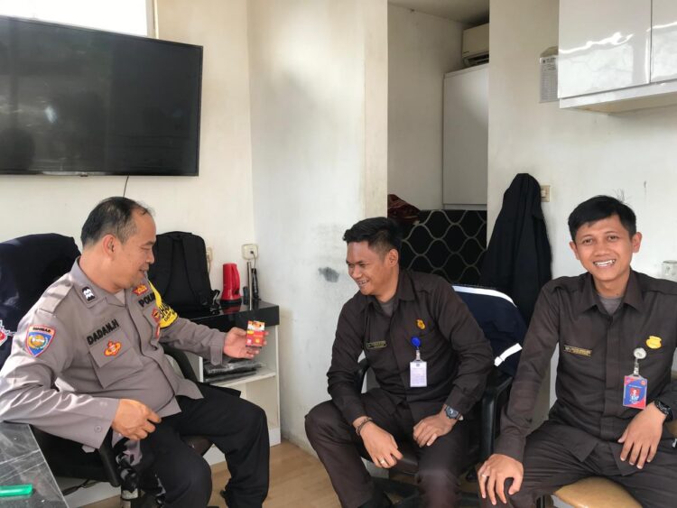 Bhabinkamtibmas Polsek Cisarua Sambangi Warga, Wujudkan Kamtibmas Kondusif di Desa Tugu Selatan