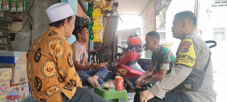 Sinergitas TNI-Polri, Bhabinkamtibmas dan Babinsa Berikan Himbauan Kamtibmas kepada Warga Desa Banjarwangi