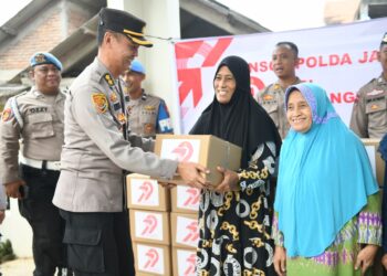 Polda Jateng Salurkan 210 Paket Bansos di Kampung Nelayan Tambakrejo