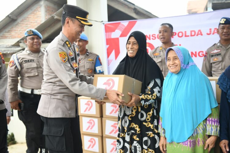 Polda Jateng Salurkan 210 Paket Bansos di Kampung Nelayan Tambakrejo