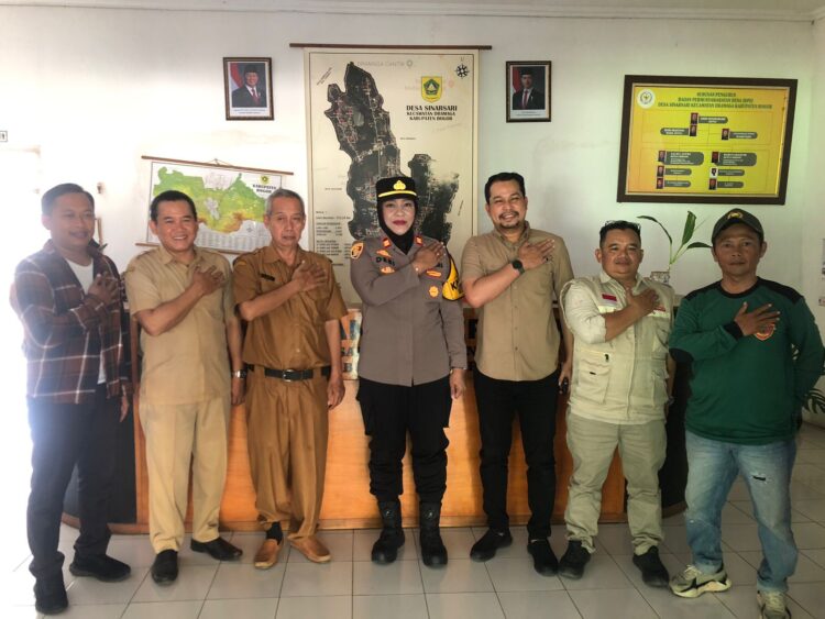 Kapolsek Dramaga Silahturahmi Giat Cooling Sistem Kunjungan Ke Kantor Desa Sinarsari Kecamatan Dramaga Ajak Jaga Kondusifitas Cegah Gangguan Kamtibmas