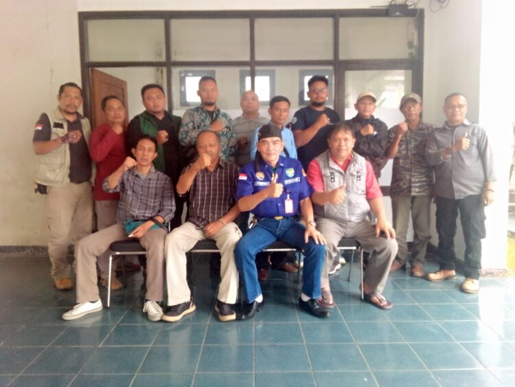 Forum Jaringan Informasi Sumedang (FORJIS) menggelar rapat konsolidasi internal dalam upaya memperkuat sinergi antara anggota dan memperjelas arah organisasi ke depan.
