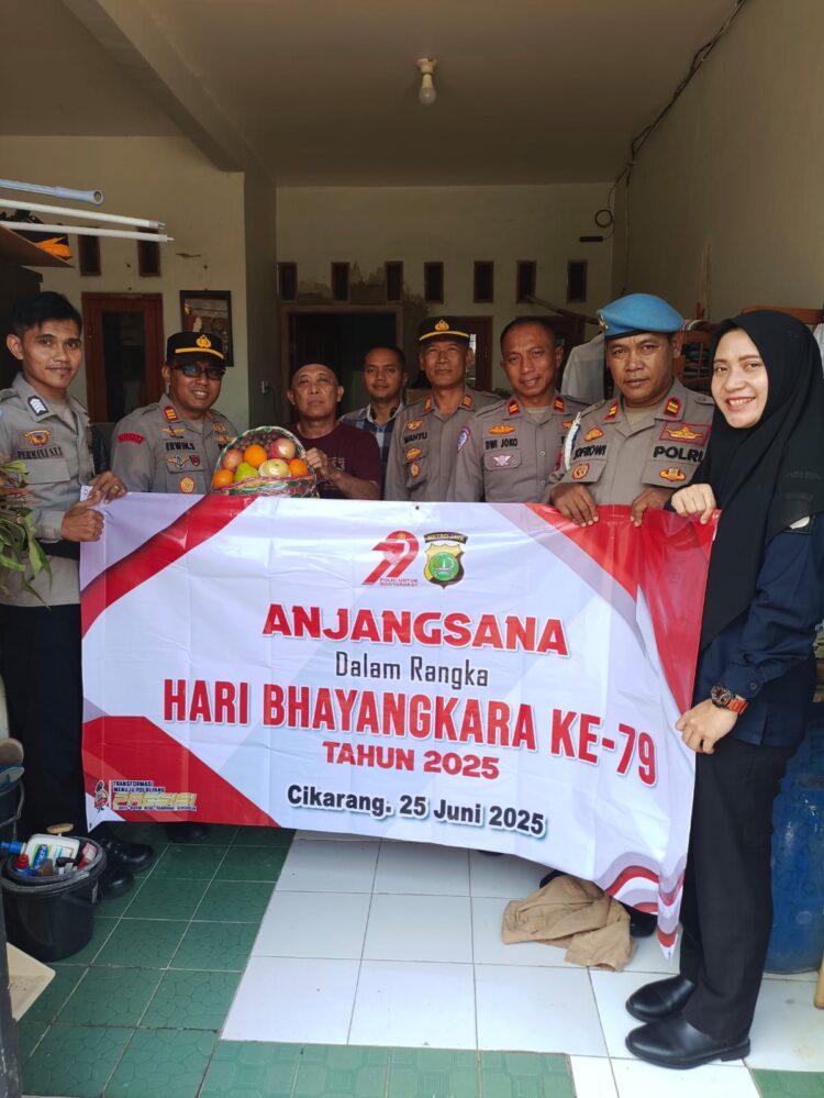 Kapolsek Cikarang Selatan Laksanakan Anjangsana ke Kediaman Purnawirawan Polri dalam Rangka HUT Bhayangkara ke-79