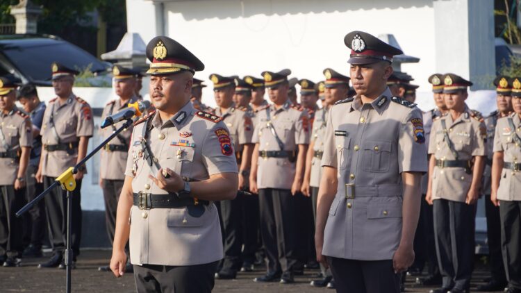 Kapolres Wonogiri Pimpin Upacara Tabur Bunga di TMP Kusuma Bangsa dalam Rangka HUT Bhayangkara ke-79