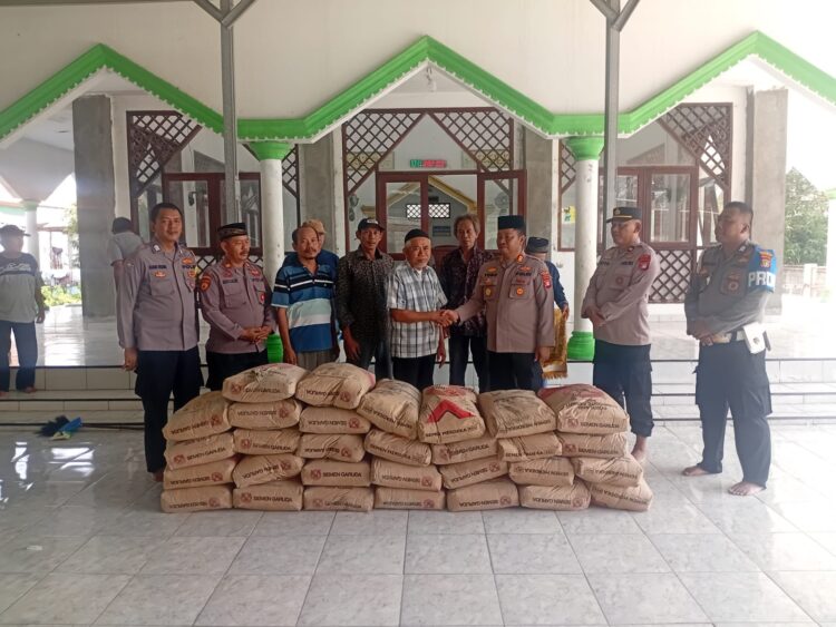 Polsek Tambelang Gelar Bhakti Religi, Salurkan Bantuan Semen untuk Pembangunan Masjid Jamie Daarul Muttaqin di Sukaraja