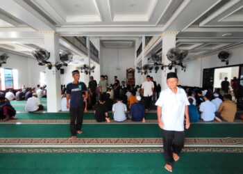Pengamanan Sholat Jum’at Di Wilayah Hukum Polsek Ngabang Terpantau Aman Kondusif.