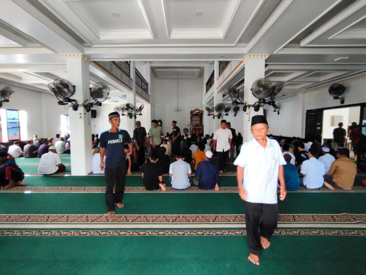 Pengamanan Sholat Jum’at Di Wilayah Hukum Polsek Ngabang Terpantau Aman Kondusif.