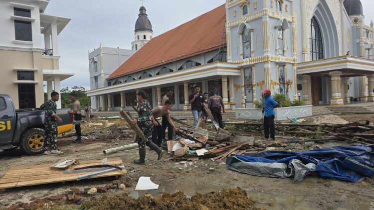 Satgas Pamtas RI-PNG Yonif 763/SBA Pos Kumurkek dan Polres Maybrat Gelar Pembersihan Gereja Ayawasi