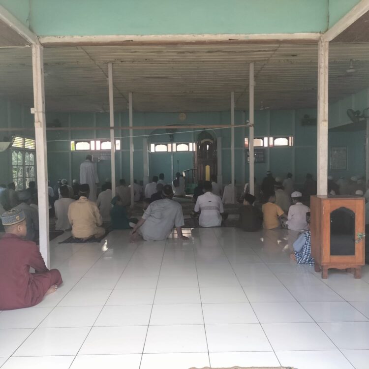 Personil Polsek Meranti Amankan Ibadah Sholat Jumat Di Masjid Silaturahim