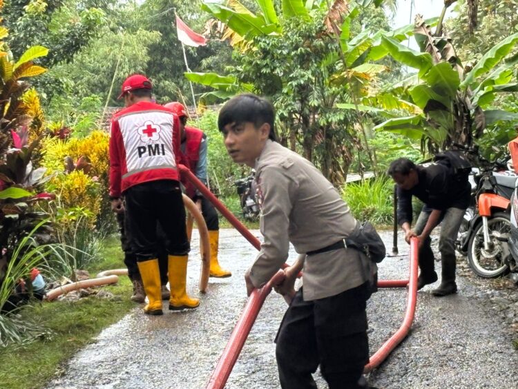 Longsor Tutup Jalan di Tirtoyudo Malang, Polisi dan SAR Gabungan Gerak Cepat Evakuasi