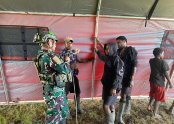 Satgas TNI Hadir Untuk Rakyat Dirikan Tenda Untuk Pengungsi di Tigilis Sinak