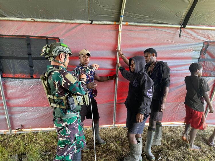Satgas TNI Hadir Untuk Rakyat Dirikan Tenda Untuk Pengungsi di Tigilis Sinak