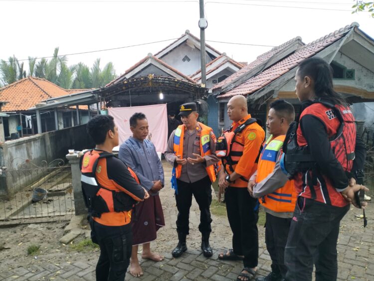 Kapolsek Muara gembong Pimpin Langsung Evakuasi Korban Tenggelam di Citarum