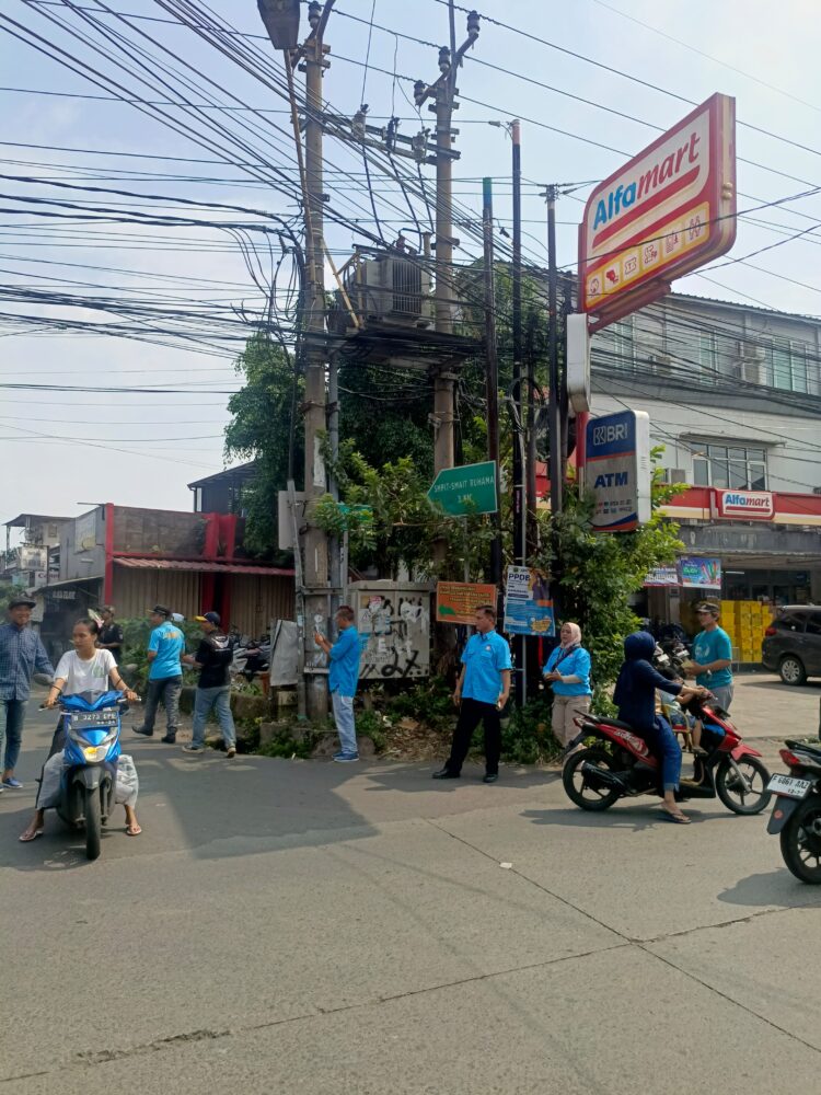Menyambut HANI GMDM Kota Depok bersama Karang Taruna Sosialisasikan Bahayanya Narkoba dengan Membagikan Sticker Kepada Pengguna Jalan
