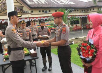 Kapolres Lampung Tengah Pimpin Upacara Korp Raport Kenaikan Pangkat 59 Personel