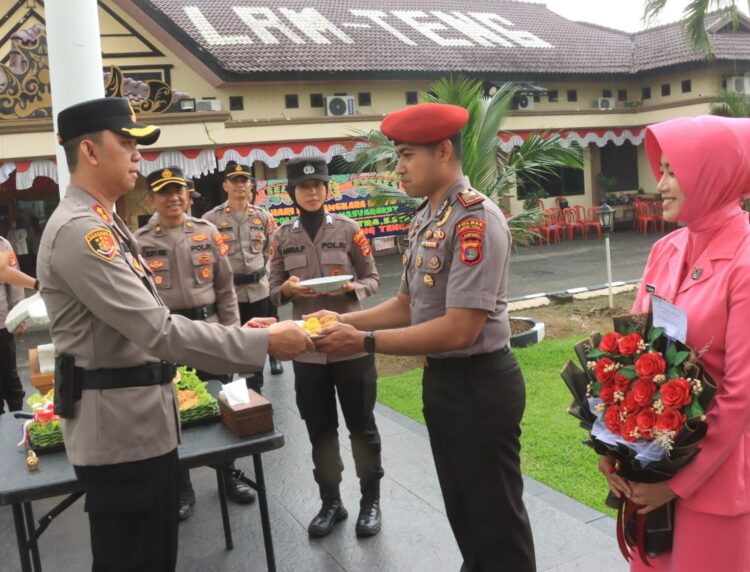 Kapolres Lampung Tengah Pimpin Upacara Korp Raport Kenaikan Pangkat 59 Personel