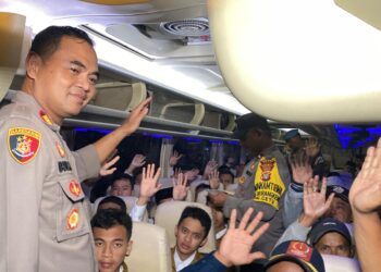 Kapolsek Setu Pimpin Pelepasan 700 Warga ke Monas untuk Memeriahkan Hari Bhayangkara ke-79