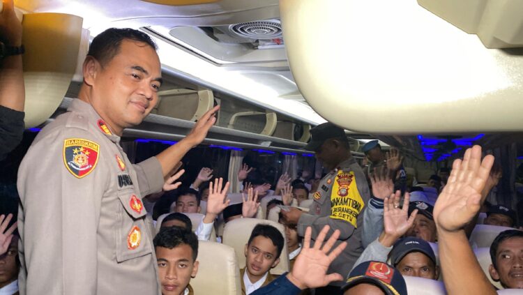 Kapolsek Setu Pimpin Pelepasan 700 Warga ke Monas untuk Memeriahkan Hari Bhayangkara ke-79