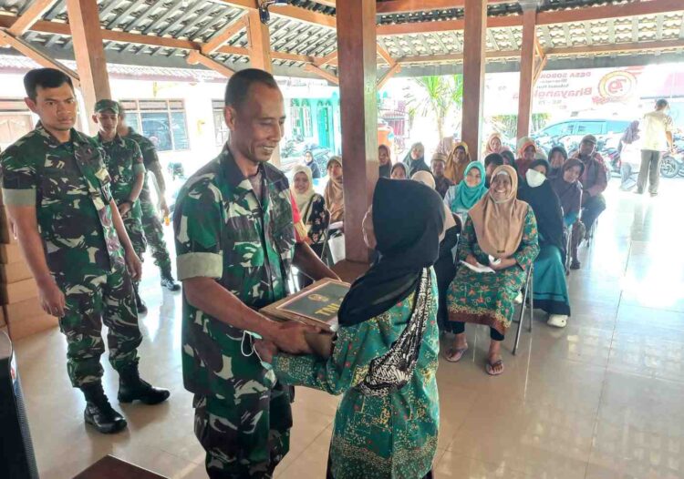 TNI AD Salurkan 450 Paket Sembako untuk Warga Kurang Mampu di Boyolali