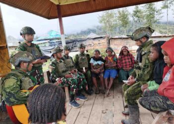 Satgas TNI Menyatu dengan Rakyat: Ibadah, Pelayanan Kesehatan, dan Ngopi Penuh Cinta di Eronggobak