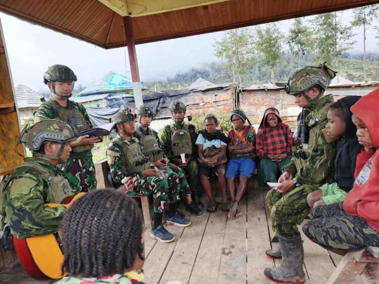 Satgas TNI Menyatu dengan Rakyat: Ibadah, Pelayanan Kesehatan, dan Ngopi Penuh Cinta di Eronggobak