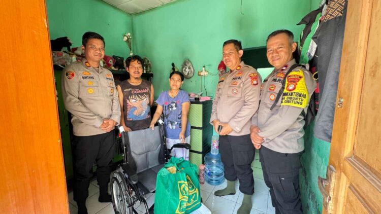 Polsek Cikarang Barat Hadirkan Senyum untuk Alfiansyah, Anak Disabilitas di Cibuntu