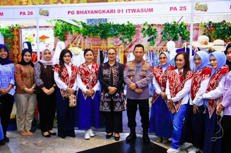 Kapolri Tinjau Bazar Kreasi Bhayangkari Nusantara 2025, Dorong Pertumbuhan UMKM