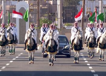Pasukan Berkuda Putih Sambut Meriah Kedatangan Presiden Prabowo di Istana Arab Saudi